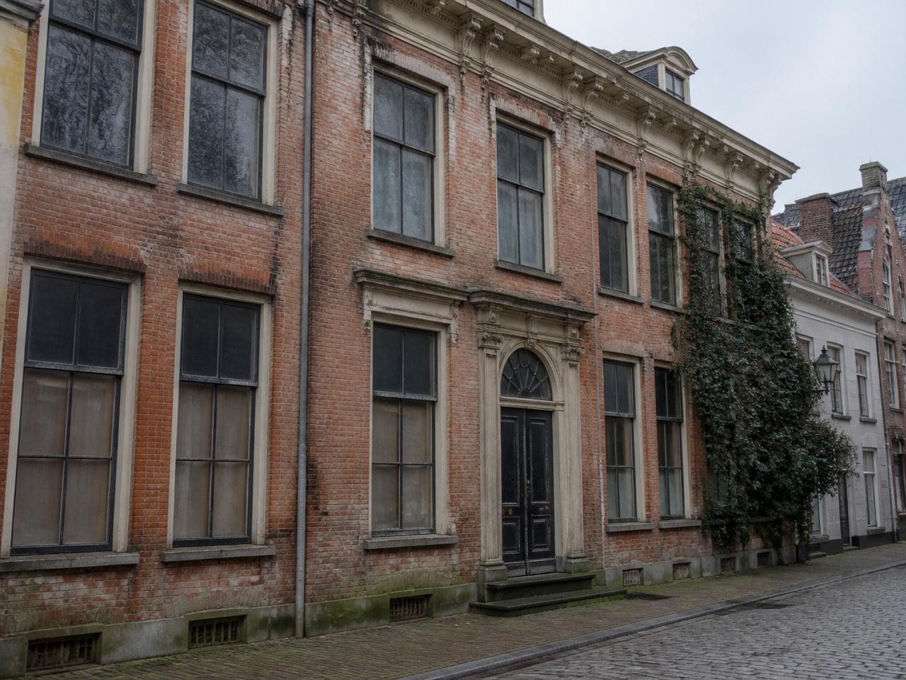 Beschadigd metselwerk voor herstel